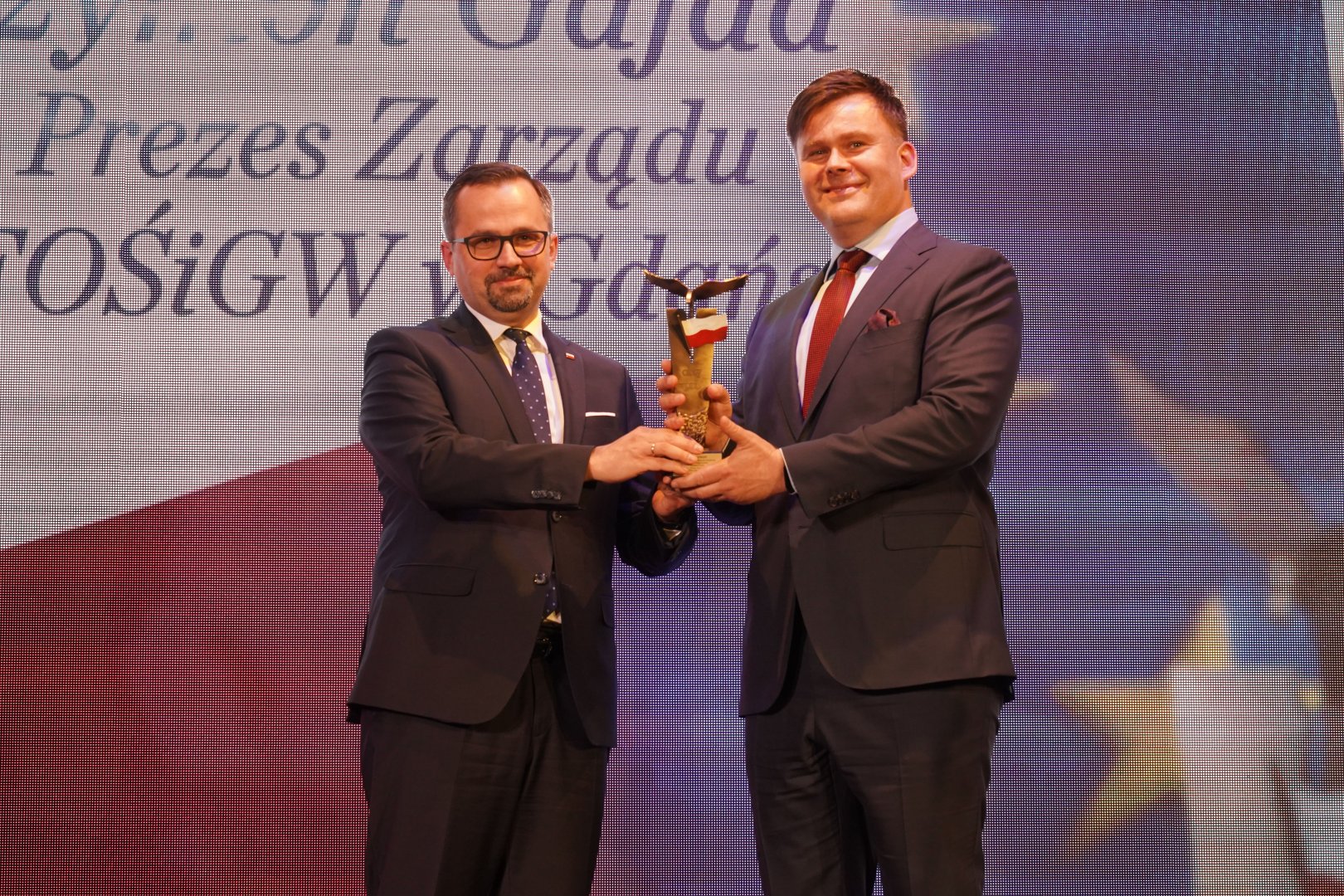 Wiceminister Marcin Horała wręcza nagrodę Orły Wprost prezesowi WFOŚiGW w Gdańsku Szymonowi Gajdzie