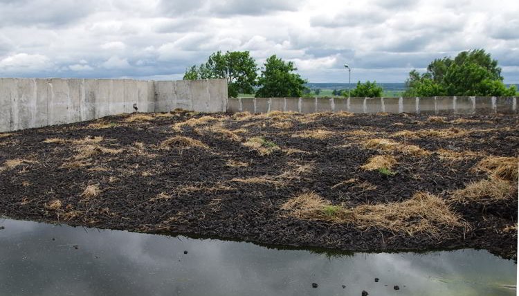 Składowanie osadu na placu? [fot. Michał Barcz]