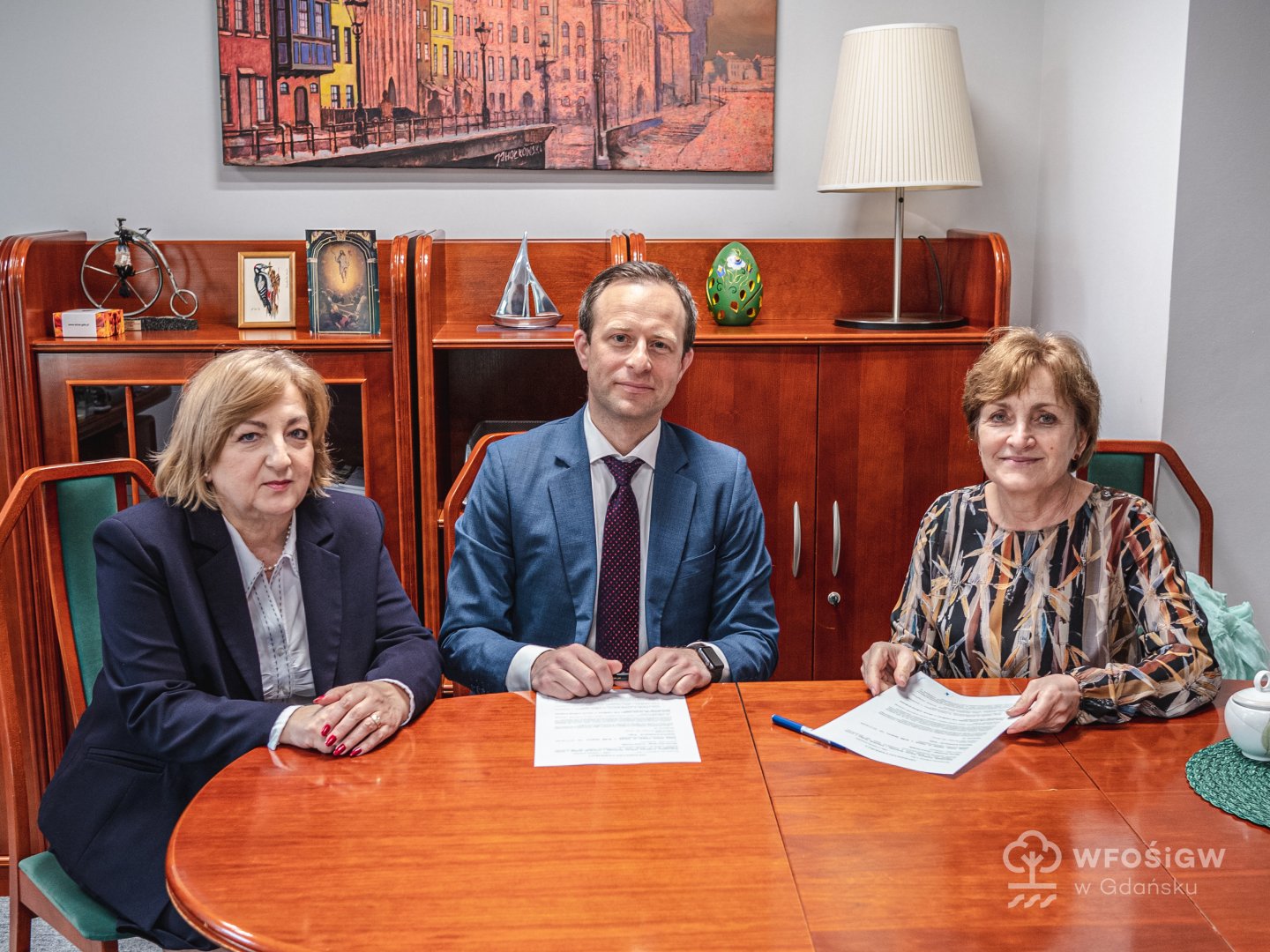 Podpisanie listu intencyjnego pomiędzy gminą Pruszcz Gdański a WFOŚiGW w Gdańsku. Od lewej siedzą: Teresa Jakubowska - zastępca prezesa WFOŚiGW w Gdańsku, Marcin Osowski - prezes WFOŚiGW w Gdańsku, Magdalena Kołodziejczak - wójt gminy Pruszcz Gdański