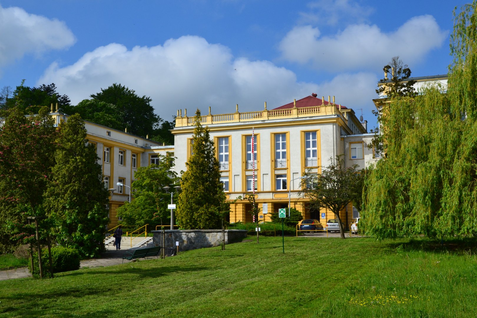 Wejście główne do 7. Szpitala Marynarki Wojennej w Gdańsku; na zdjęciu widać budynek oraz pas zieleni, drzewa
