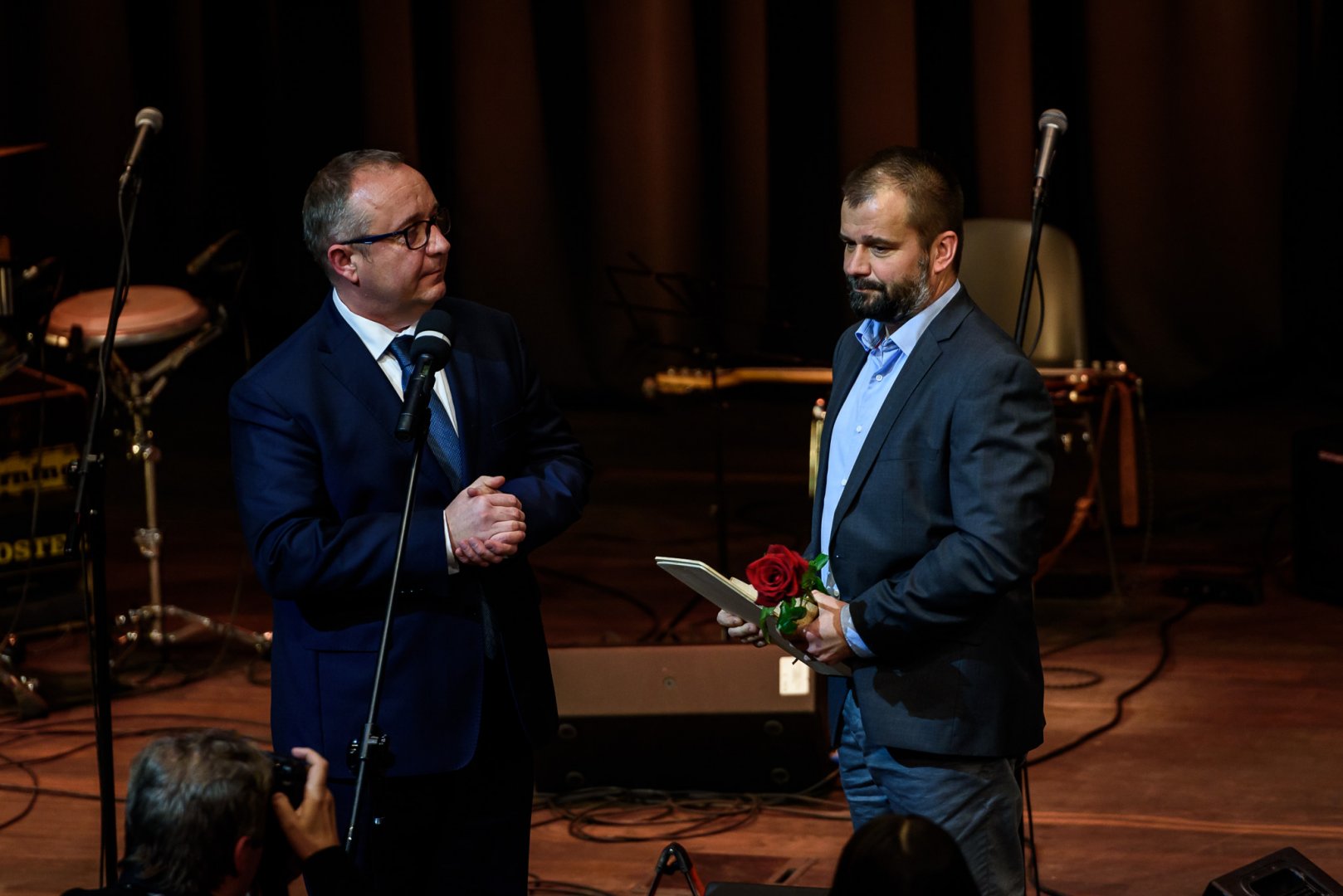 Maciej Kazienko – prezes Wojewódzkiego Funduszu Ochrony Środowiska i Gospodarki Wodnej w Gdańsku i Szymon Bzoma – prezes Grupy Badawczej Ptaków Wodnych KULING na scenie podczas uroczystej XXIII Gali Nagrody Bursztynowego Mieczyka