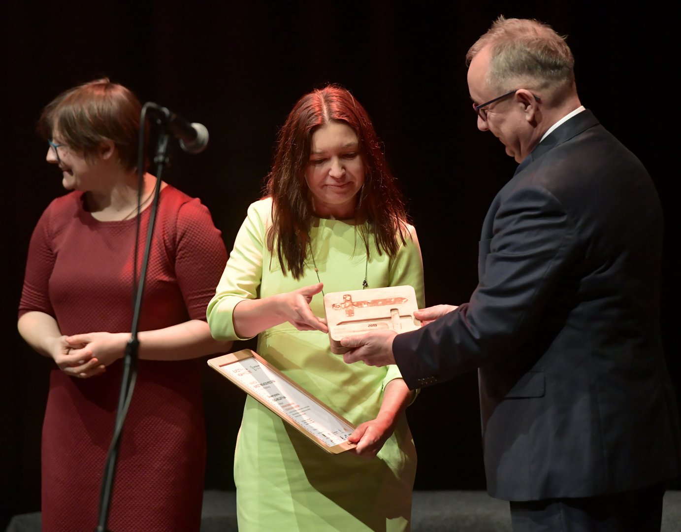 prezes Maciej Kazienko wręcza nagrodę Eko- inicjatywie. Nagrodę odbiera Ewa Romanow-Pękal. Fot. Dawid Linkowski / Archiwum ECS”