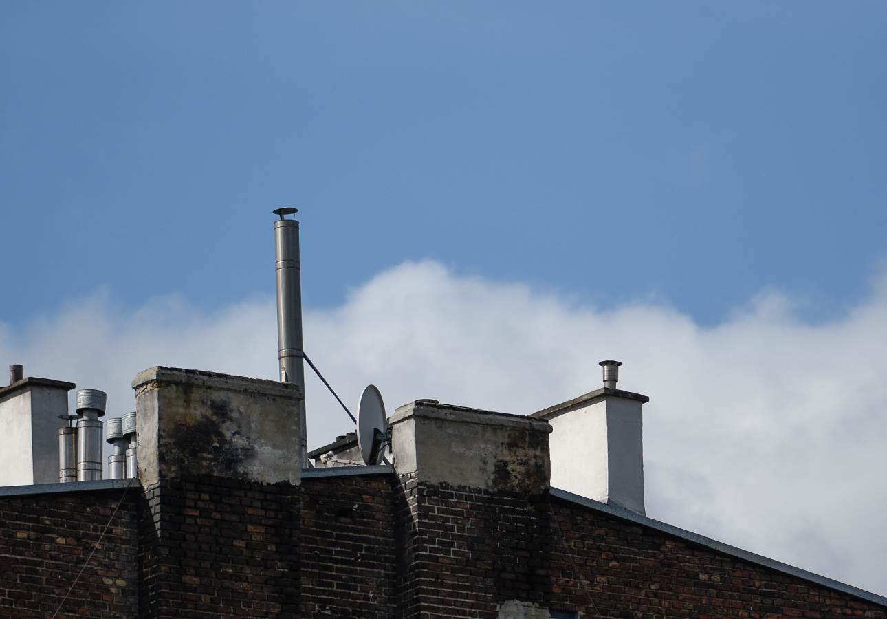 Dach budynku, na nim kominy