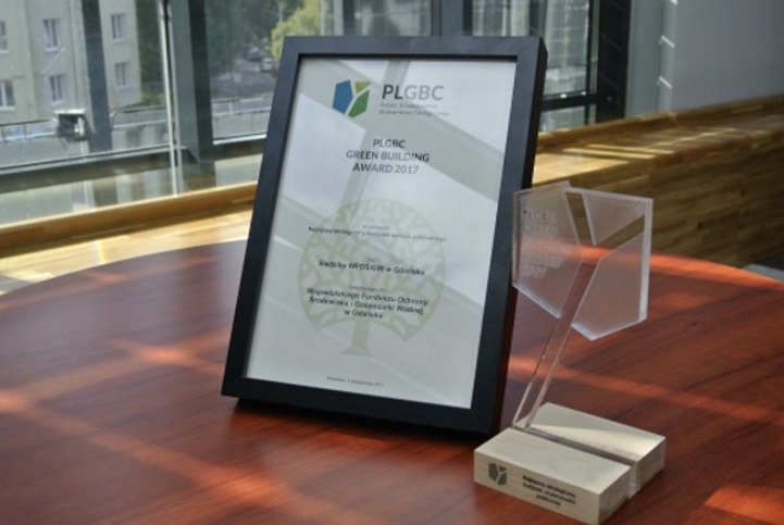 Dyplom i statuetka dla Wojewódzkiego Funduszu Ochrony Środowiska i Gospodarki Wodnej w Gdańsku - nagroda w konkursie "Green Building Awards"