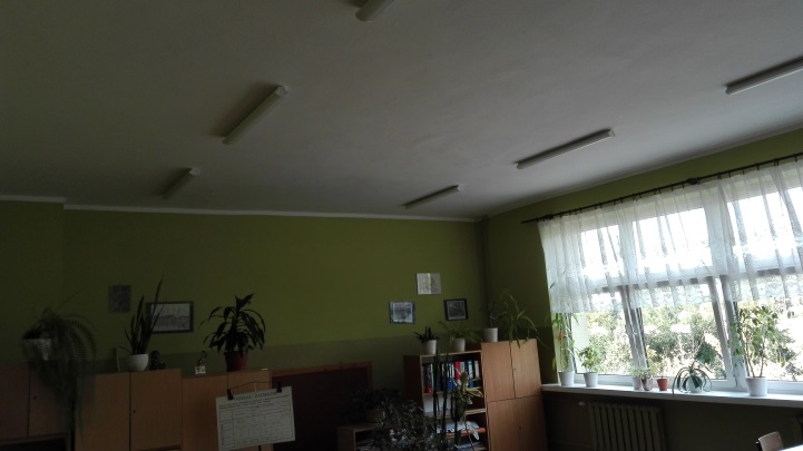 Nowe oświetlenie w Zespole Szkół w Redzikowie; sala lekcyjna, na suficie zainstalowano oświetlenie typu LED