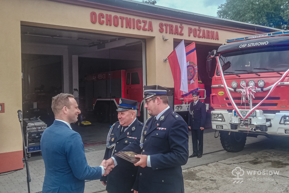 Uroczystośc przekazania samochodu ratowniczo-gasniczego dla OSP Sztutowo 
