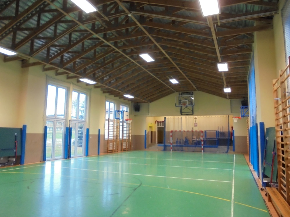 Sala gimnastyczna, na suficie zamontowane zostało nowoczesne oświetlenie typu LED