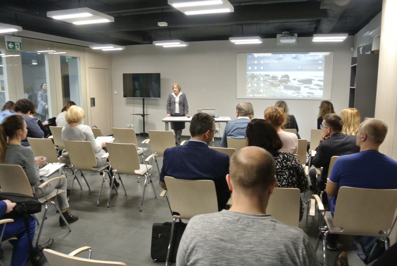 Sala Wojewódzkiego Funduszu Ochrony Środowiska i Gospodarki Wodnej w Gdańsku, na krzesłach siedzą uczestnicy spotkania, słuchają wykładu