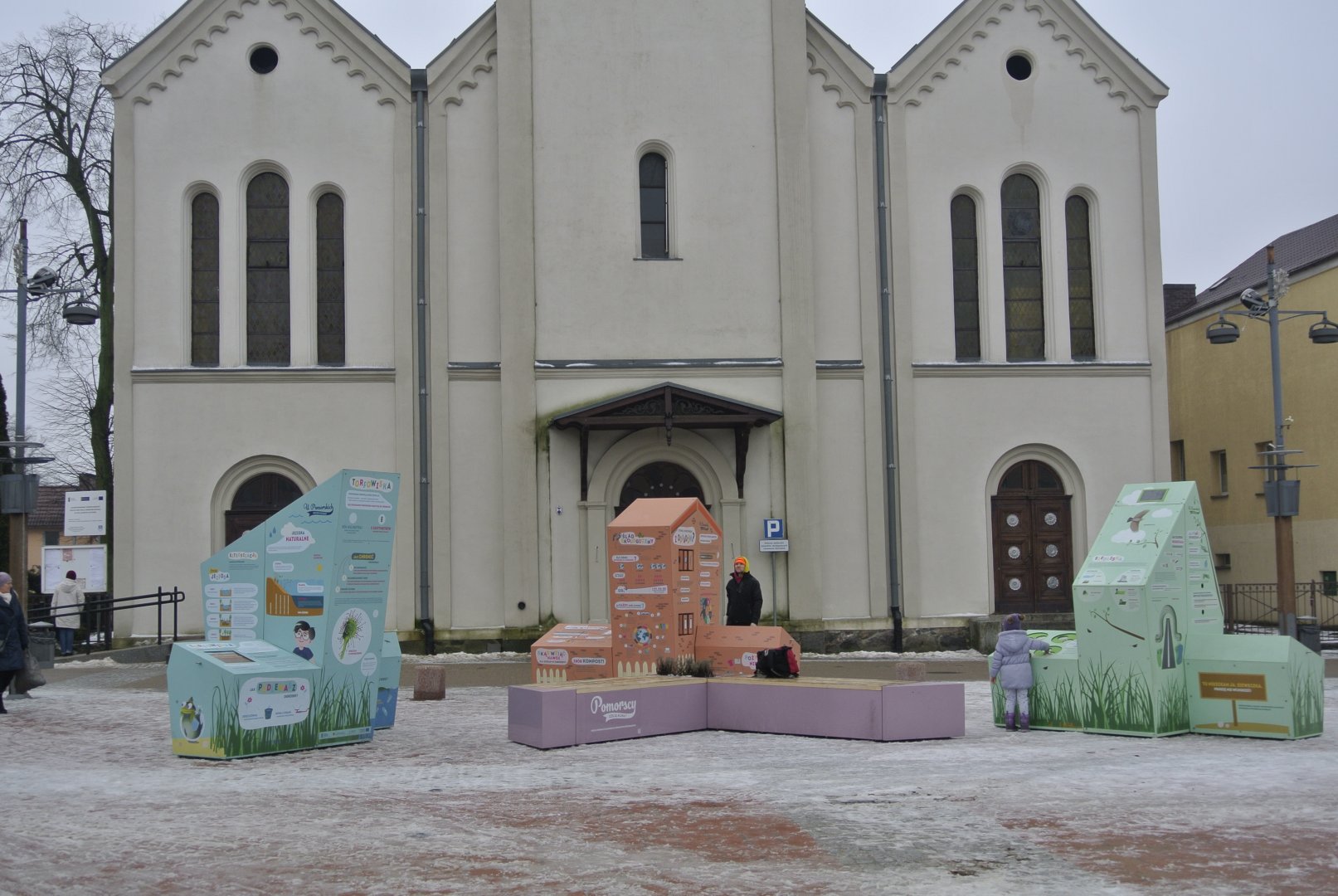 Trzy bryły interaktywnej wystawy plenerowej na Placu Kardynała Stefana Wyszyńskiego w Bytowie 