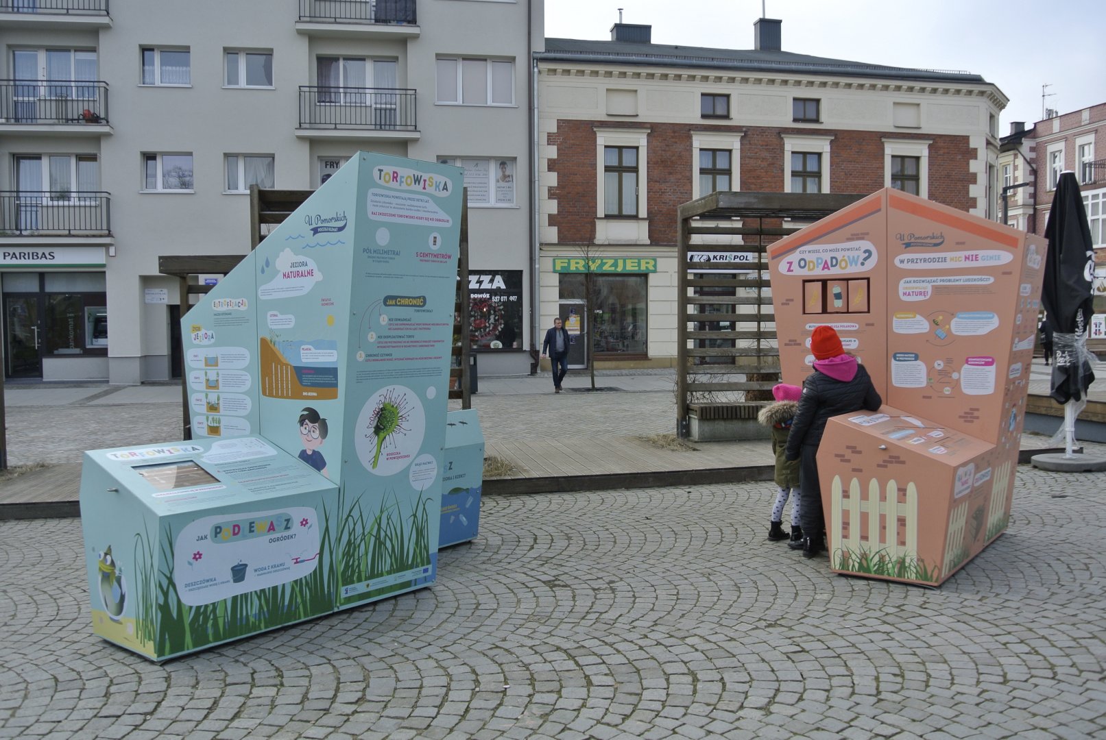 Dwie bryły edukacyjne z wystawy „Pomorscy czują klimat”, stoją przy nich dwie dziewczynki