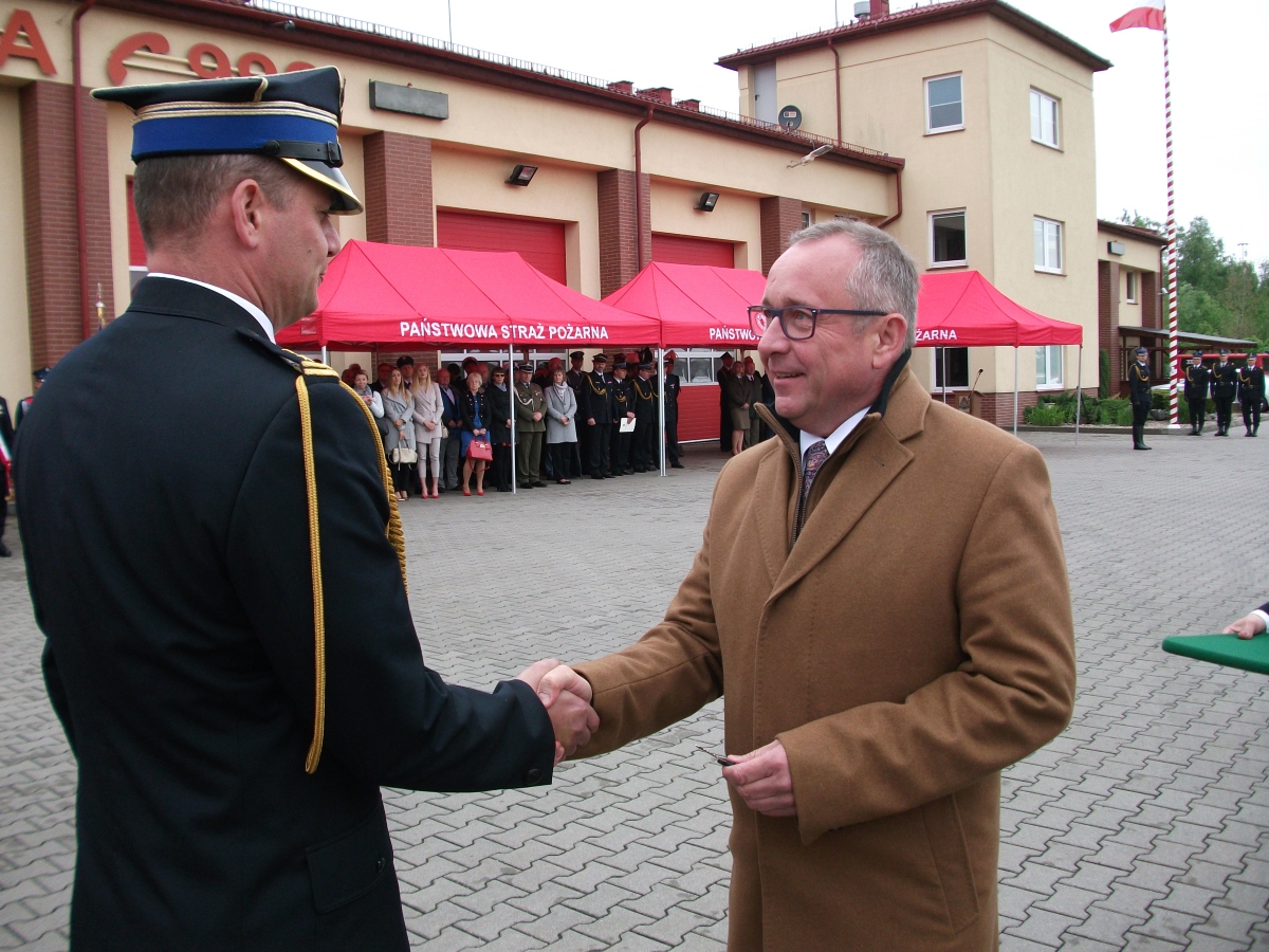 Prezes WFOŚiGW w Gdańsku Maciej Kazienko wręcza strażakowi kluczyki do samochodu rozpoznawczo-ratowniczego