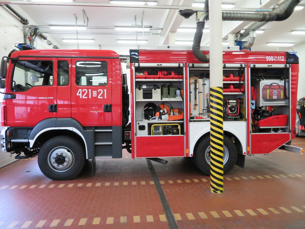 Czerwony średni samochód ratowniczo-gaśniczy