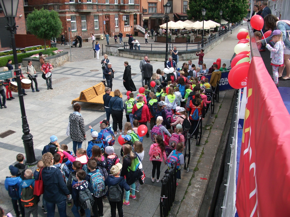 Barwny korowód dzieci zmierza na katamaran Rubin 