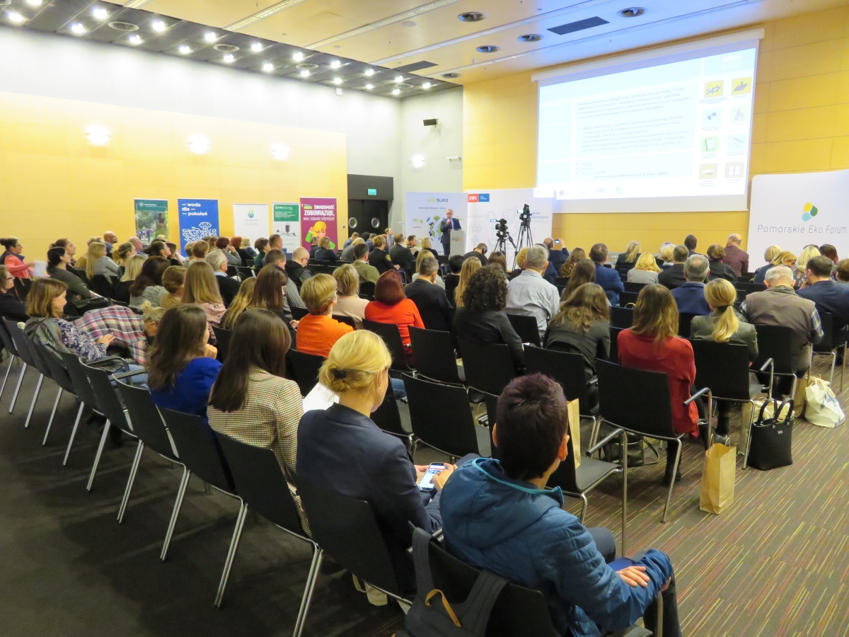 Pomorskie Eko Forum, sala, na krzesłach siedzą uczestnicy spotkania, słuchają wykładu