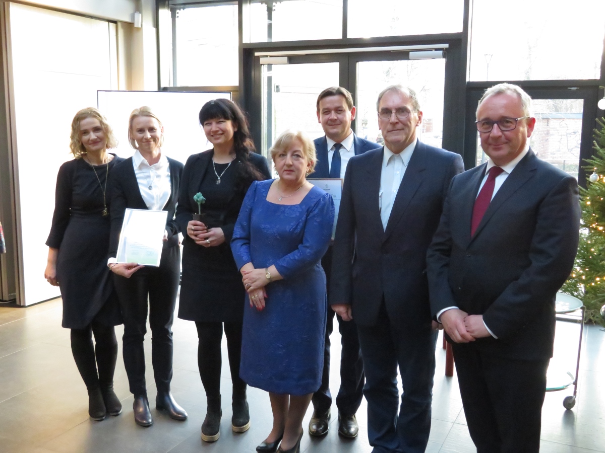 5 laureatów nagród za działalność na rzecz ochrony środowiska i gospodarki wodnej wraz z zarządem WFOŚiGW w Gdańsku