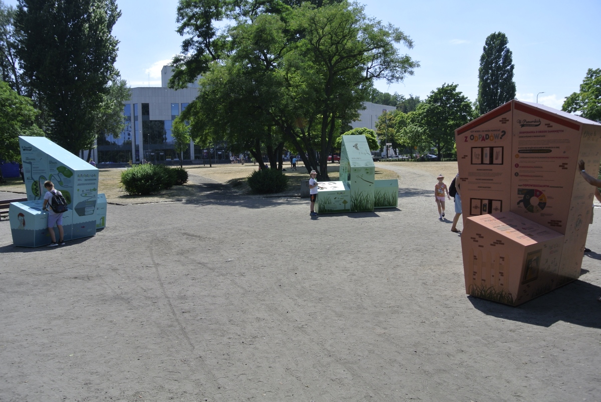 trzy bryły w różnych kolorach w Parku Rady Europy