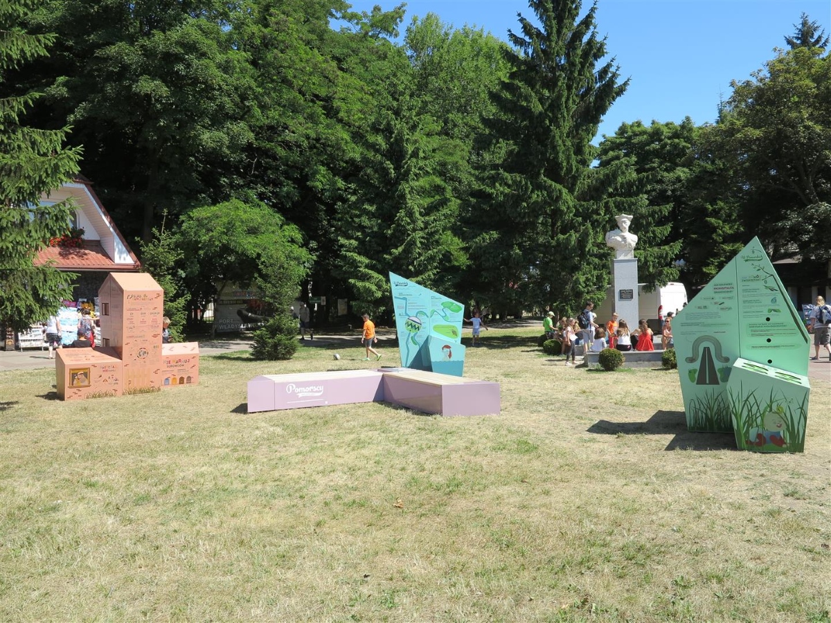 interaktywna wystawa plenerowa, składającą się z trzech brył oraz ławki na placu Antoniego Abrahama we Władysławowie