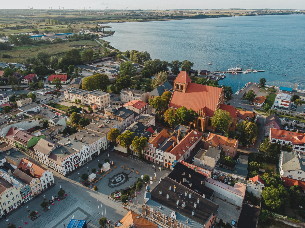 widok na miasto Puck i Zatokę Pucką z lotu ptaka