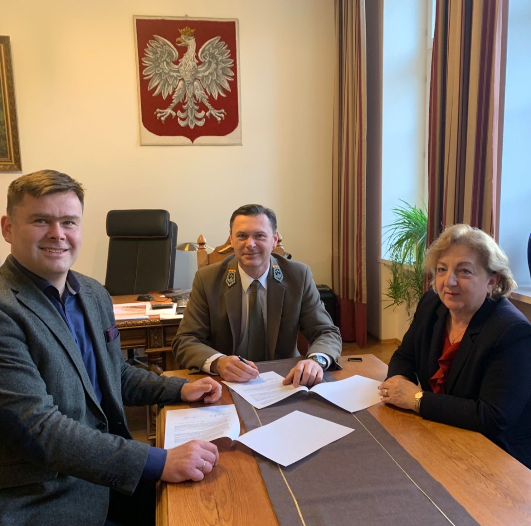Podpisanie porozumienia o współpracy. Od lewej: Szymon Gajda - prezes WFOŚiGW w Gdańsku, Bartłomiej Obajtek - dyrektor RDLP w Gdańsku, Teresa Jakubowska - zastępca prezesa WFOŚiGW w Gdańsku