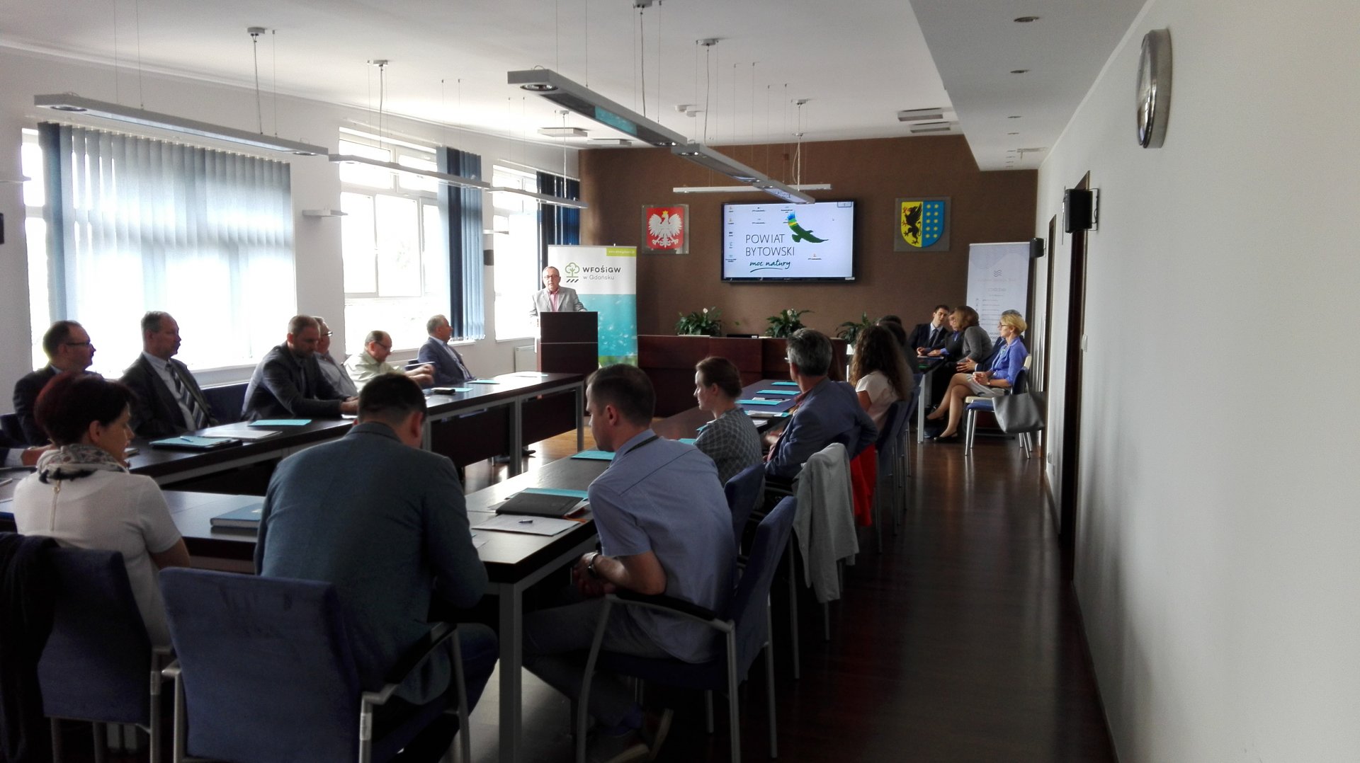 Na zdjęciu widać salę, uczestnicy spotkania siedzą na krzesłach, słuchają prelekcji