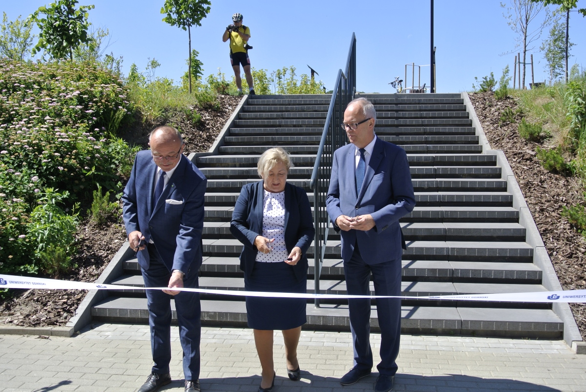 Uroczyste przecięcie wstęgi, od lewej stoją wicemarszałek Województwa Pomorskiego Krzysztof Trawicki, zastępca prezesa WFOŚiGW w Gdańsku Teresa Jakubowska, rektor Uniwersytetu Gdańskiego, prof. Jerzy Gwizdała  