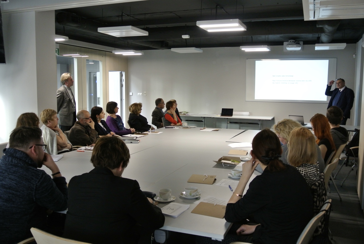 Uczestnicy konferencji „Eco-transformers 2028. Wyzwania dla edukacji w kształtowaniu postaw środowiskowych w XXI wieku” siedzą za stołami i słuchają wykładowcy