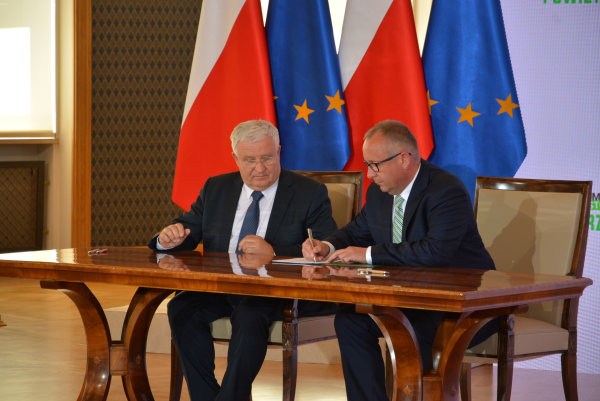 Prezes NFOŚiGW Kazimierz Kujda i prezes WFOŚiGW w Gdańsku Maciej Kazienko podpisują porozumienie w sprawie realizacji Programu Priorytetowego „Czyste Powietrze”