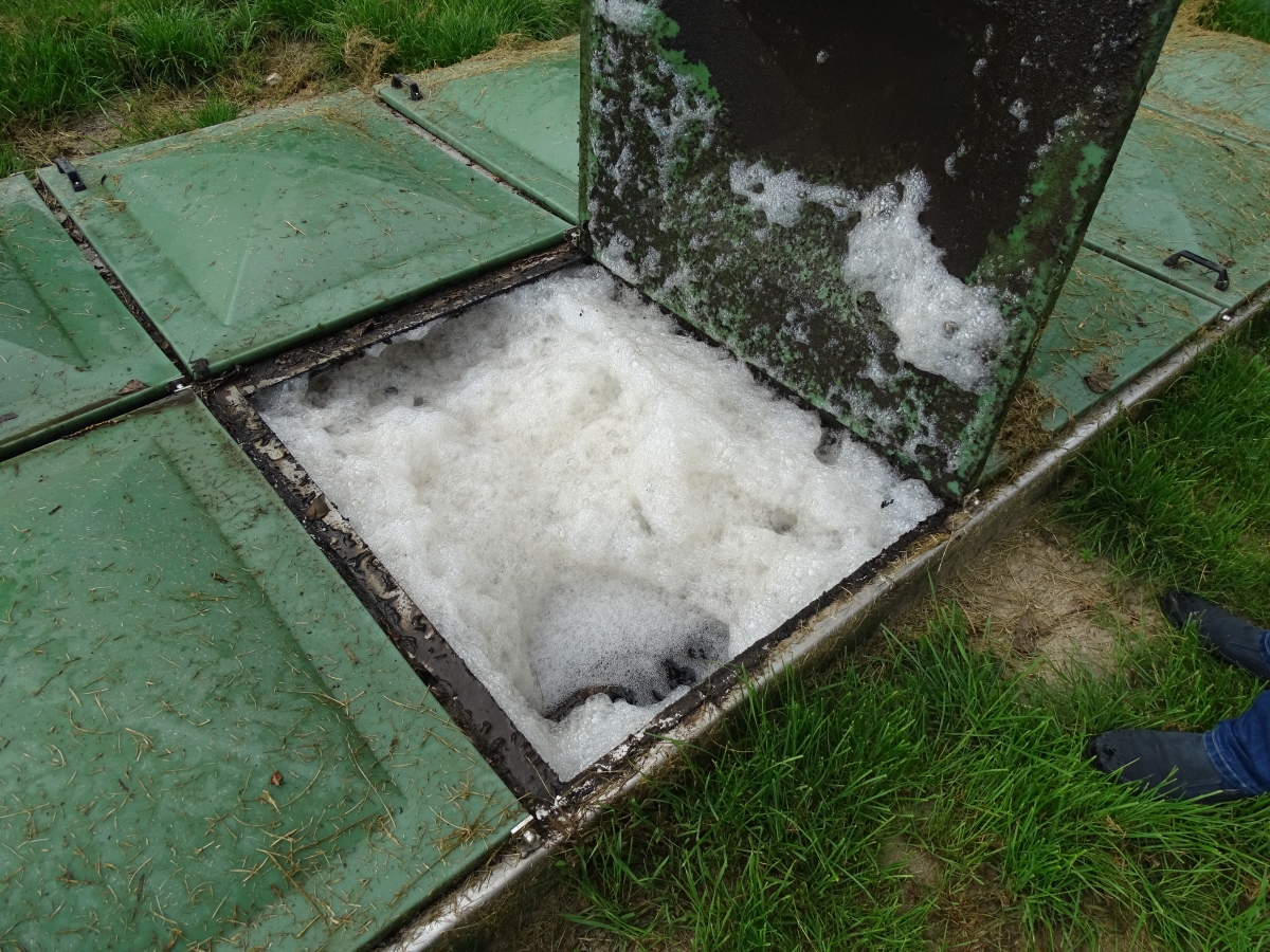 Komora napowietrzania oczyszczalni ścieków o budowie kontenerowej, w komorze zachodzą procesy biologiczne mające za cel oczyszczenie ścieków