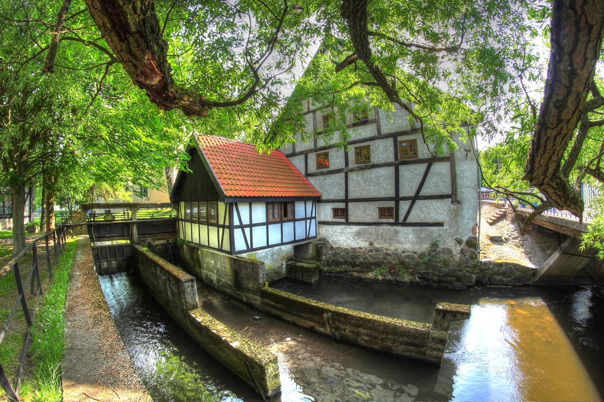 Na zdjęciu dwa budynki: Młyn Zamkowy i dobudówka z Małą Elektrownią Wodną