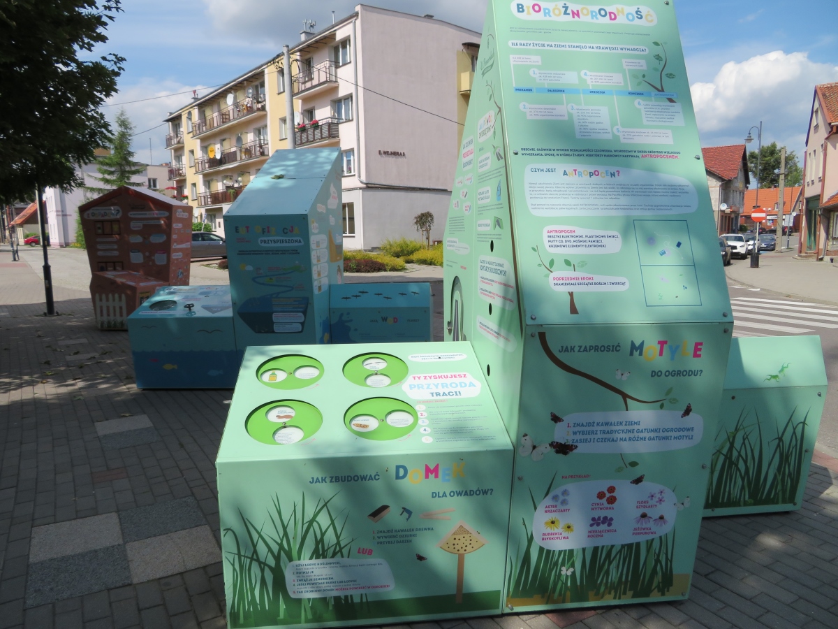 Trzy kolorowe bryły tworzące interaktywną wystawę plenerową