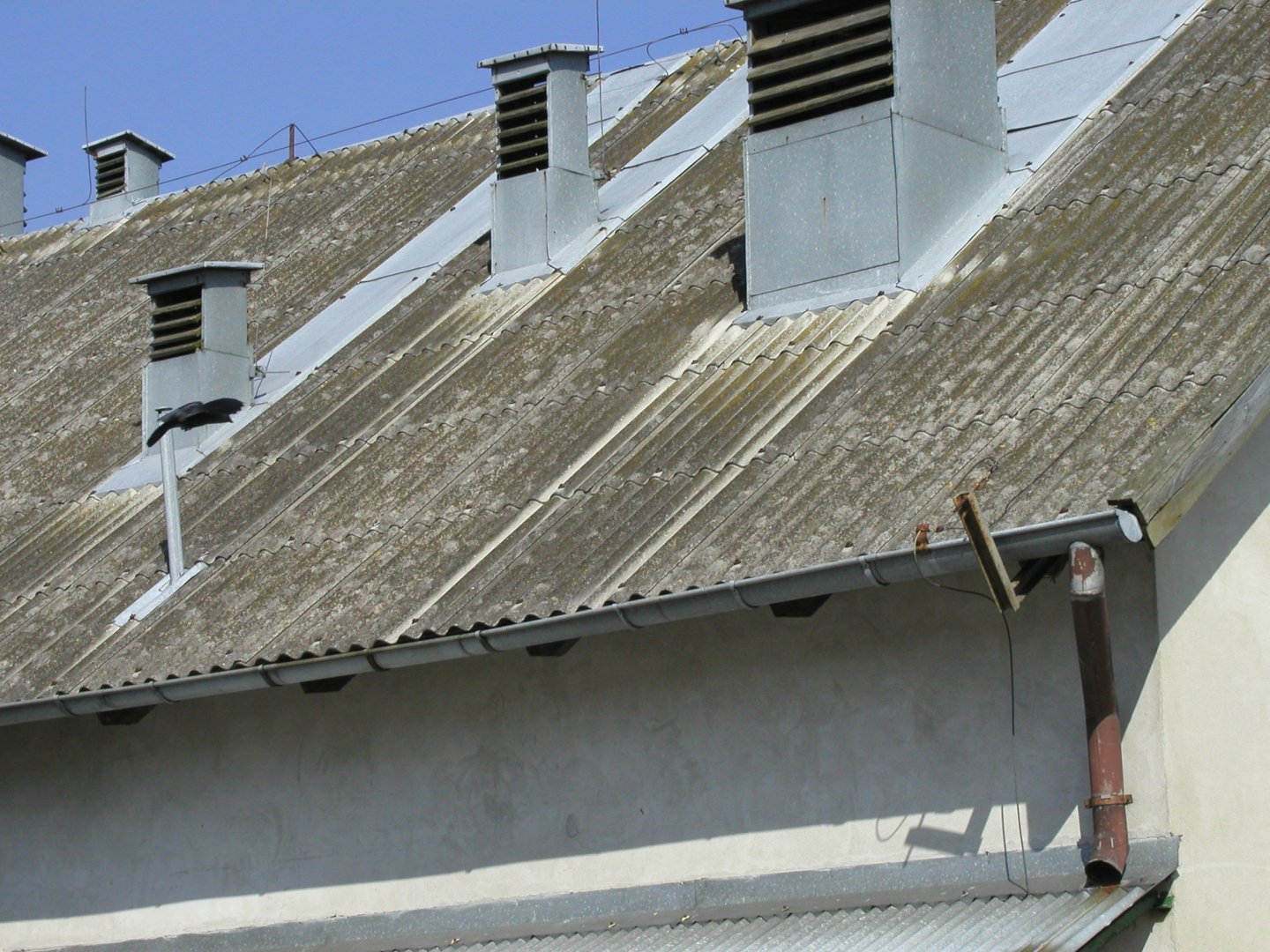 Dach domu pokryty azbestem zdj. WFOŚiGW w Gdańsku