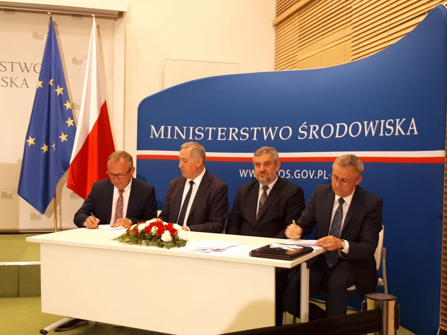 Prezes WFOŚiGW w Gdańsku Maciej Kazienko podpisuje porozumienie z dyrektorem Krajowej Stacji Chemiczno-Rolniczej w Warszawie Wojciechem Lipińskim 