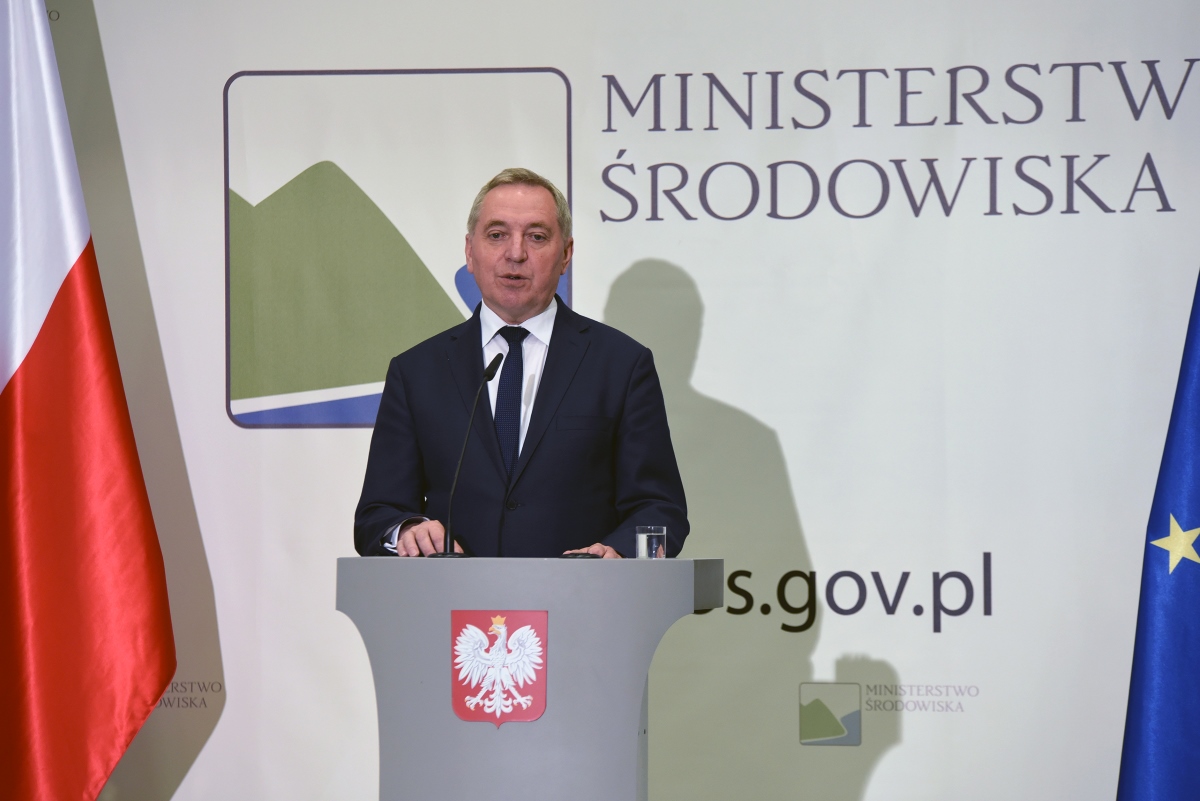 Minister środowiska Henryk Kowalczyk na tle planszy Ministerstwo Środowiska