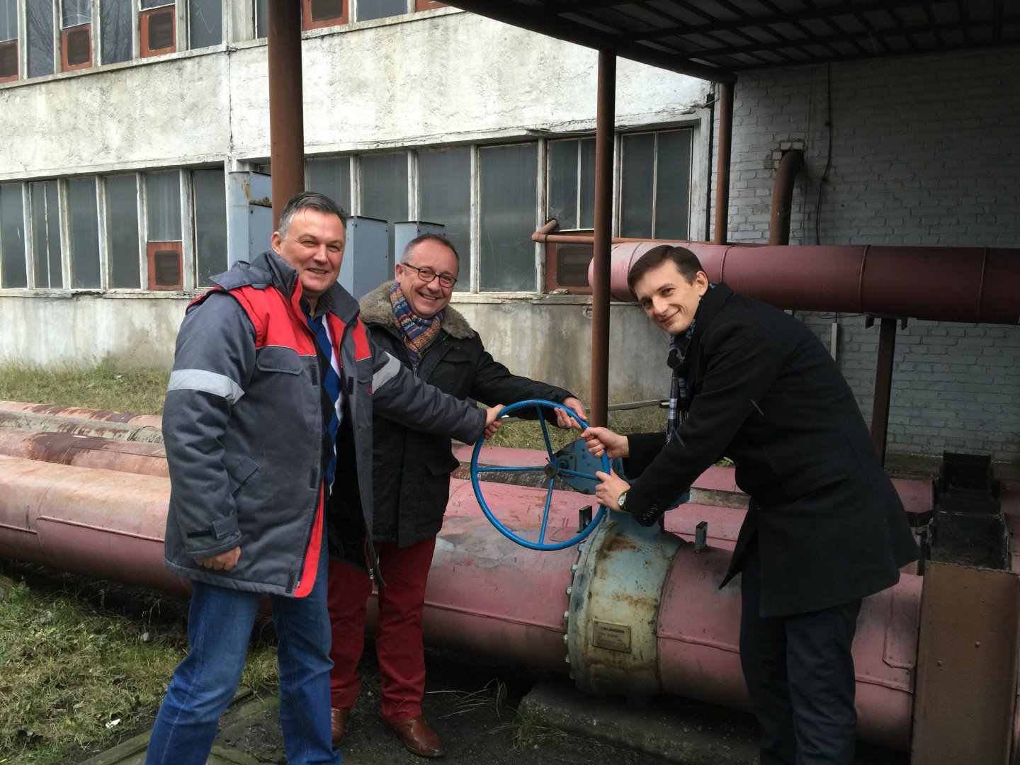 Symboliczne zakręcenie kurka kotłowni przy ul. Zawiślańskiej