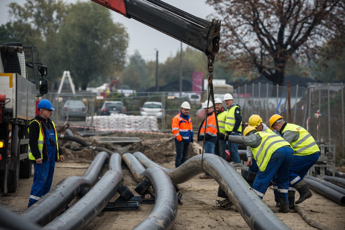 Przygotowania do położenia rur ciepłowniczych pod korytem Motławy zdj. archiwum GPEC