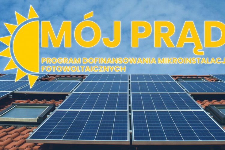 Logo programu Mój Prąd; na zdjęciu dach domu z panelami fotowoltaicznymi 