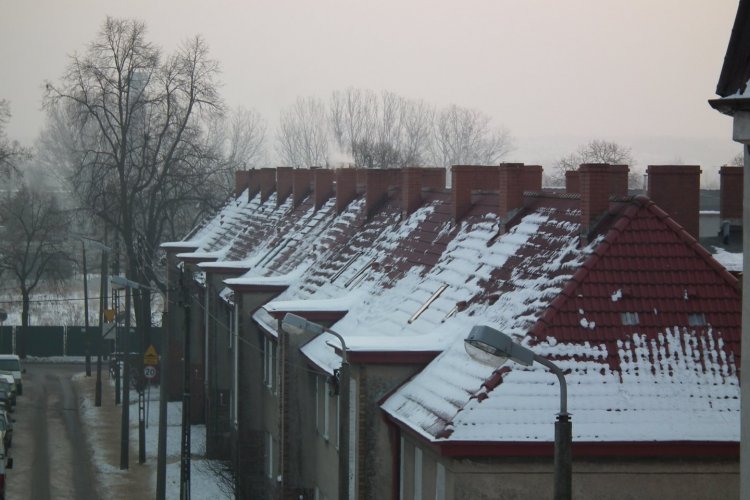 Dachy domów z kominami, z kominów nie leci żaden dym