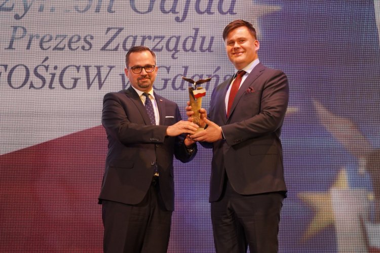 Wiceminister Marcin Horała wręcza nagrodę Orły Wprost prezesowi WFOŚiGW w Gdańsku Szymonowi Gajdzie