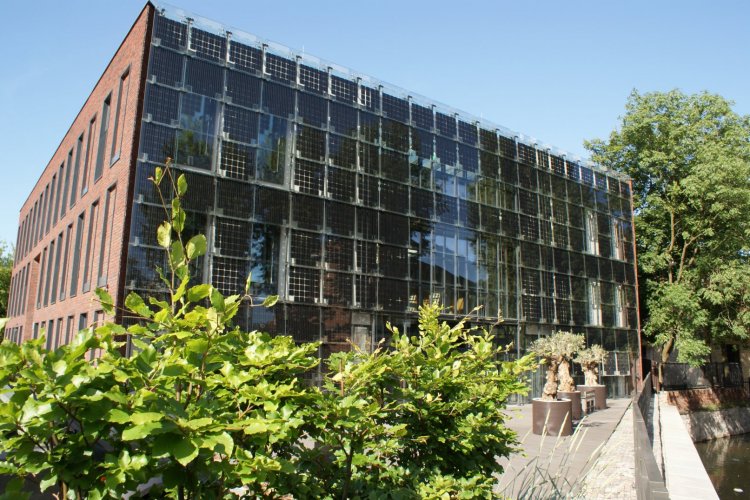 Celem konkursu jest promocja najlepszych rozwiązań wspierających efektywność energetyczną i ograniczających emisję zanieczyszczeń do powietrza. Na zdjęciu panele fotowoltaiczne na południowej elewacji siedziby WFOŚiGW w Gdańsku.