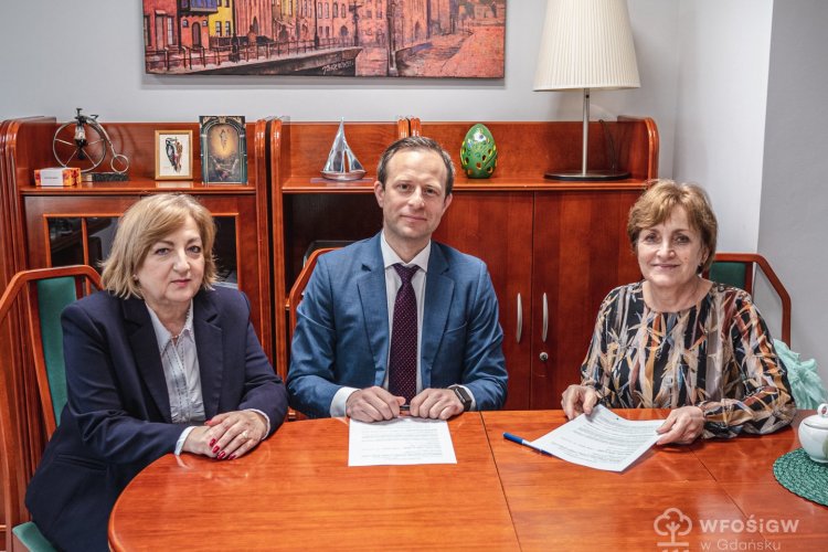 Podpisanie listu intencyjnego pomiędzy gminą Pruszcz Gdański a WFOŚiGW w Gdańsku. Od lewej siedzą: Teresa Jakubowska - zastępca prezesa WFOŚiGW w Gdańsku, Marcin Osowski - prezes WFOŚiGW w Gdańsku, Magdalena Kołodziejczak - wójt gminy Pruszcz Gdański
