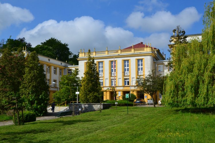 Wejście główne do 7. Szpitala Marynarki Wojennej w Gdańsku; na zdjęciu widać budynek oraz pas zieleni, drzewa