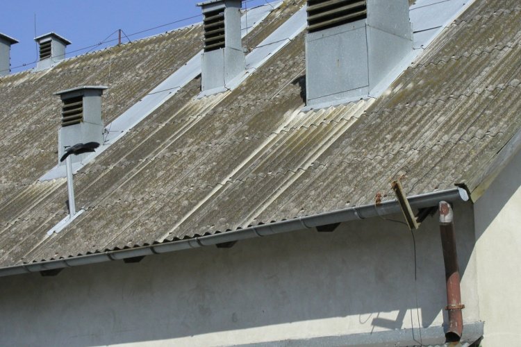 Na zdjęciu dach domu pokryty azbestem