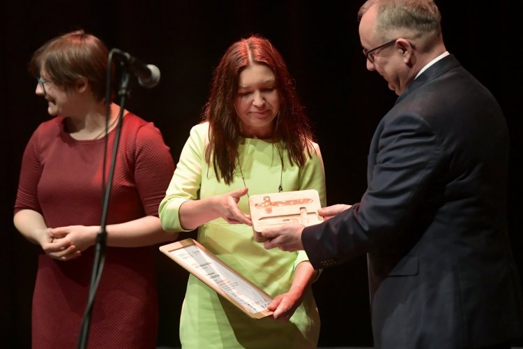 prezes Maciej Kazienko wręcza nagrodę Eko- inicjatywie. Nagrodę odbiera Ewa Romanow-Pękal. Fot. Dawid Linkowski / Archiwum ECS”