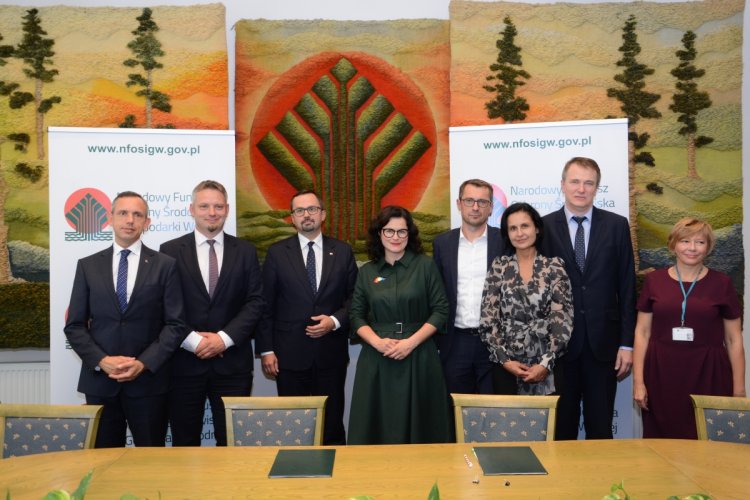 Uczestnicy spotkania, na którym podpisana została umowa o pożyczce zdj. NFOŚiGW