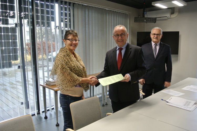 Podpisanie umowy w ramach programu priorytetowego „Czyste Powietrze” zdj. WFOŚiGW w Gdańsku