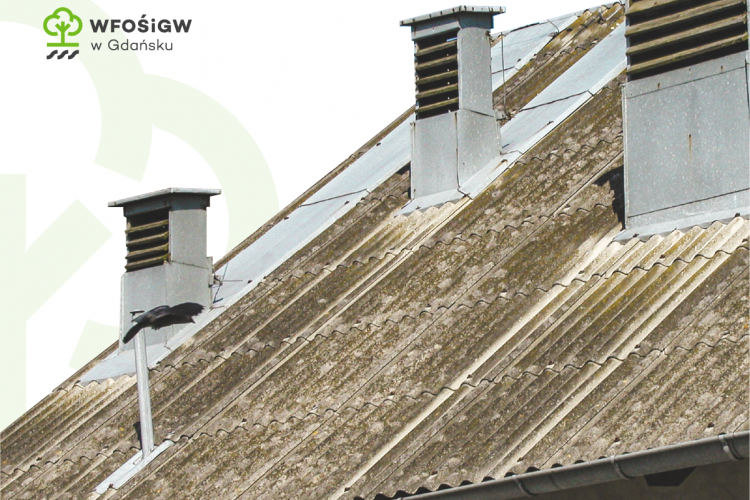 Dach domu pokryty azbestem