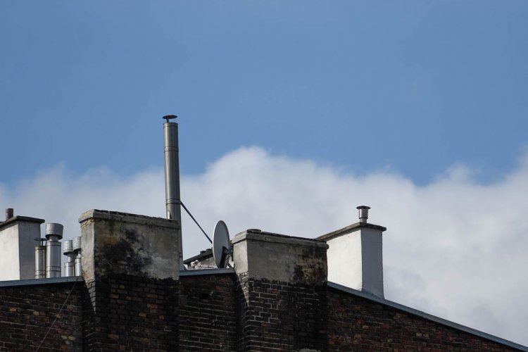 Dach i kominy na tle błękitnego nieba