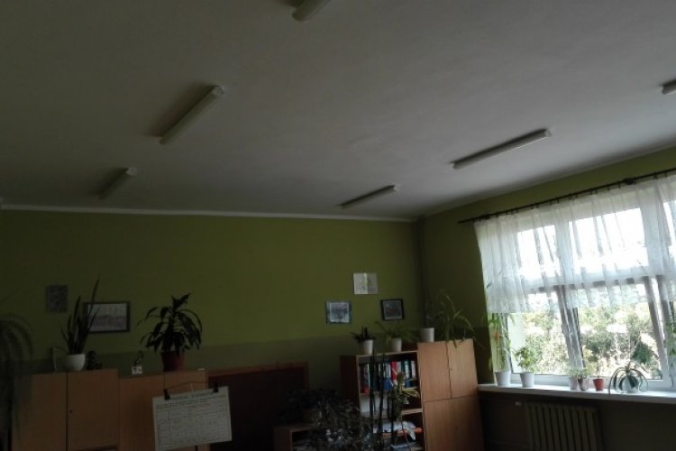 Nowe oświetlenie w Zespole Szkół w Redzikowie; sala lekcyjna, na suficie zainstalowano oświetlenie typu LED
