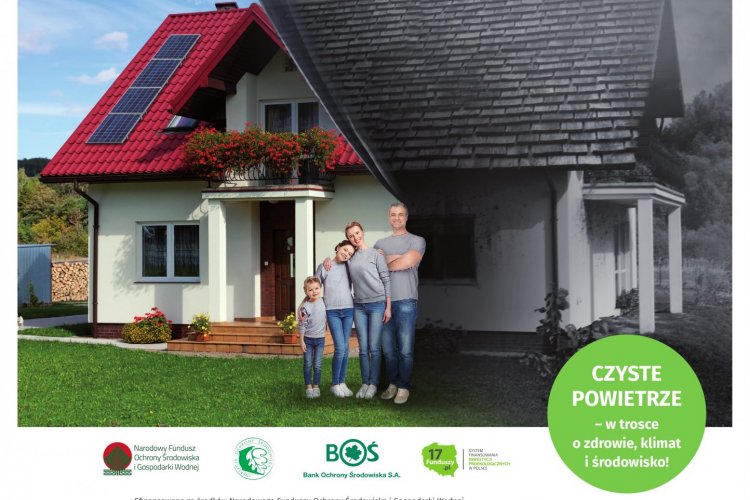 Program Priorytetowy Czyste Powietrze - przed jednorodzinnym domem stoi czteroosobowa rodzina