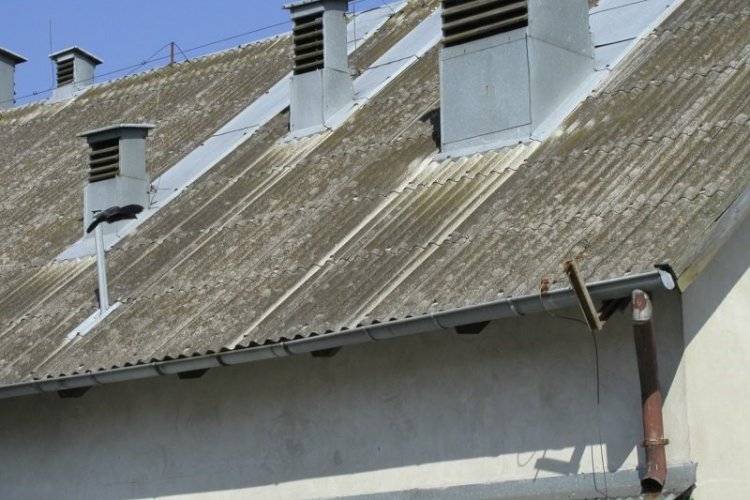 Pokrycie dachowe zawierające azbest 